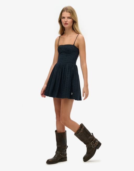 Superdry – Mini-Trägerkleid in Eclipse-Marineblau mit Lochstickerei