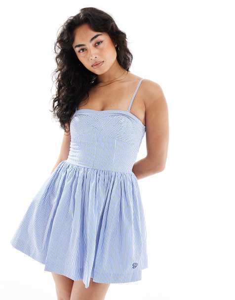 Superdry – Mini-Trägerkleid in gestreiftem Blau mit Korsettdetail - view 1