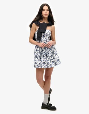 Superdry - Mini-Trägerkleid mit Korsettdetail und marineblauem Aquarell-Blümchenmuster