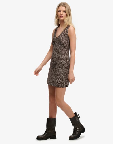 Superdry – Minikleid in Kastanienbraun mit kleinem Rosenmuster und Herzausschnitt - view 1