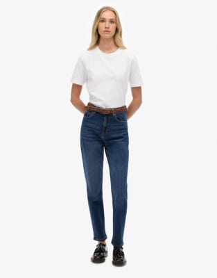 Superdry - Mom-Jeans aus Baumwolle in dunklem Indigoblau mit hohem Bund