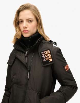 Superdry - Mountain - Windjacke in Schwarz/Pastellkorall mit Kapuze