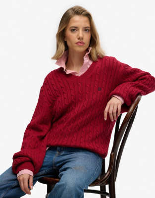 Superdry - Oversize-Pullover in Bordeauxrot mit V-Ausschnitt und Zopfmuster