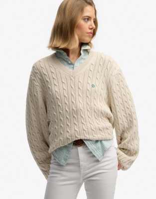 Superdry - Oversize-Pullover in Haferbeige mit V-Ausschnitt und Zopfmuster-Weiß