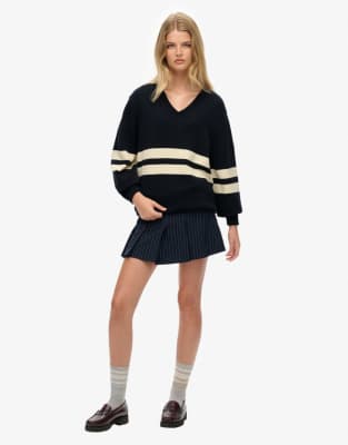 Superdry - Oversize-Pullover in kräftigem Marineblau mit V-Ausschnitt und Streifen