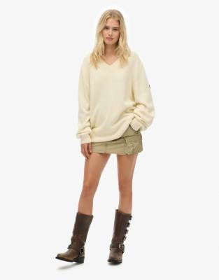 Superdry - Oversize-Pullover in Naturweiß mit V-Ausschnitt