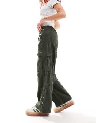 Superdry - Pantalon cargo large à taille basse - Vert olive