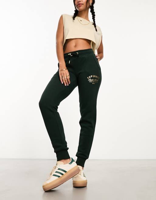 Mode femme casual avec un pantalon de jogging noir slim, un petit