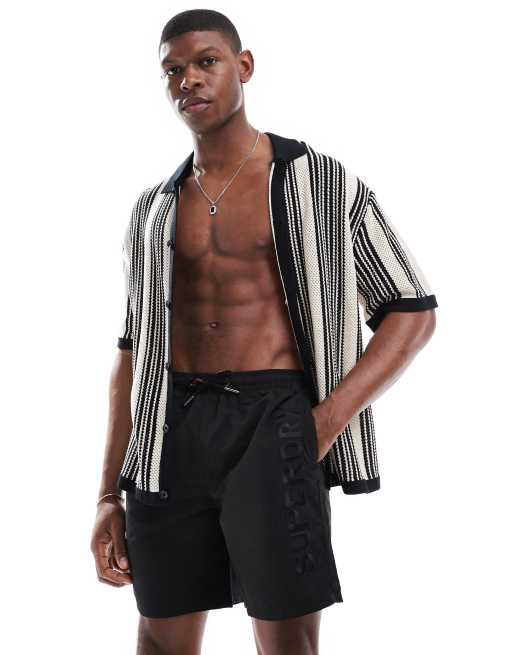 Superdry – Premium – Bestickte Badeshorts in Schwarz, 17 Zoll Schrittlänge