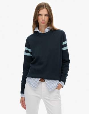 Superdry - Relaxed Fit Strickpullover in kräftigem Marineblau mit Streifen