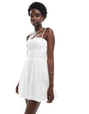 Superdry - Robe courte à fines bretelles en broderie anglaise - Blanc craie