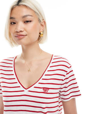 Superdry - Slub - T-Shirt in College-Rot/Optischweiß gestreift mit Stickerei und V-Ausschnitt
