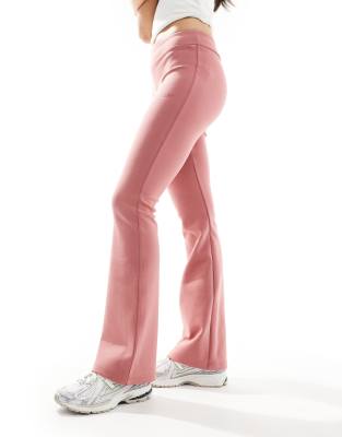 Superdry Sport - Ausgestellte Funktions-Jogginghose in Withered Rose mit niedrigem Bund-Rosa