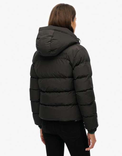 Superdry – Sportliche Steppjacke in Schwarz mit Kapuze, 2 von 7