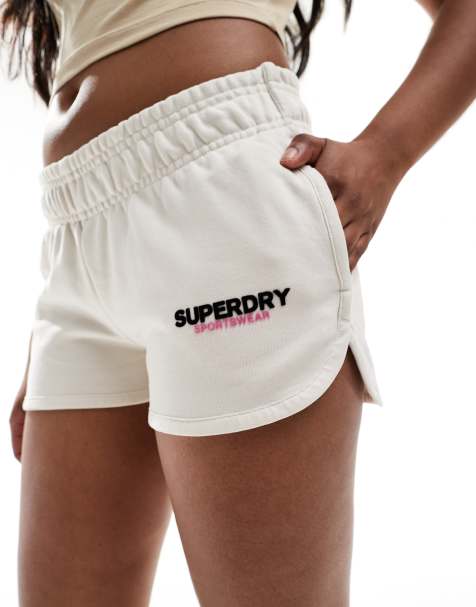 Superdry – Sportswear – Racershorts in Reisweiß mit Logo - view 1