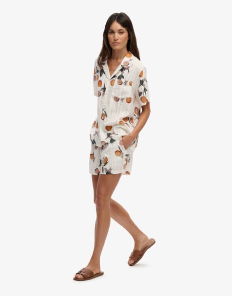 Superdry – Strand-Shorts aus Baumwolle in Creme mit Zitrusprint - view 1
