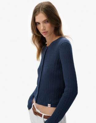 Superdry - Strickjacke in kräftigem Marineblau mit kleinem Zopfmuster