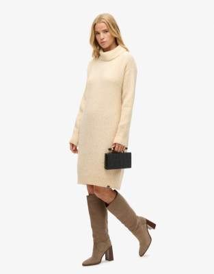 Superdry - Strickpulloverkleid in brasilianischem Sandbeige mit Rollkragenpullover-Neutral