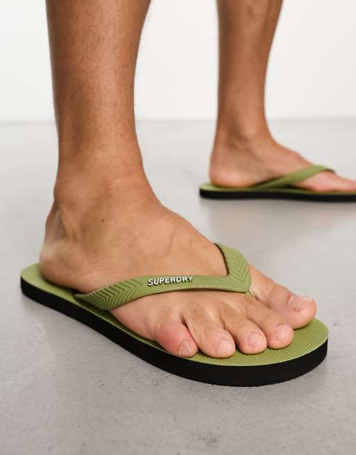 Superdry – Studios – Gröna flip flops i veganskt material med logga 