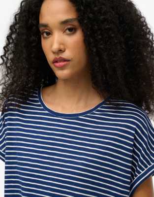 Superdry - Studios - Lockeres, gestreiftes T-Shirt in Marineblau/optischem Weiß
