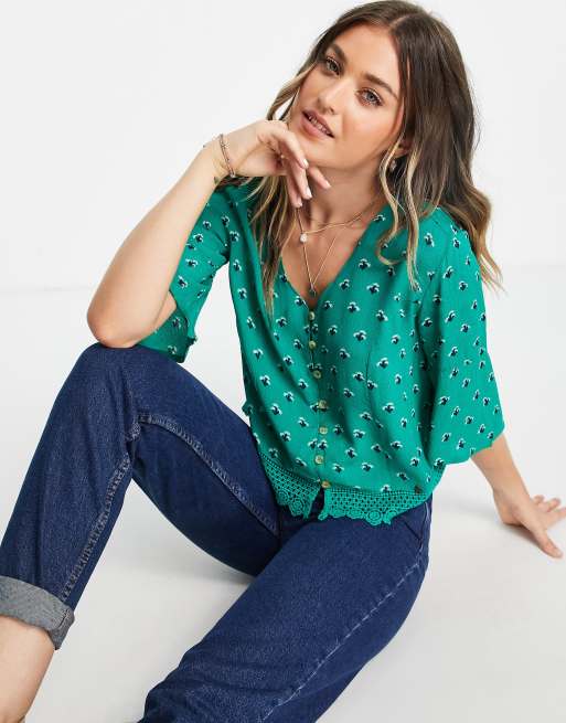 Superdry – Sunny – Oberteil in Grün mit Spitzendetail und Knopf vorne