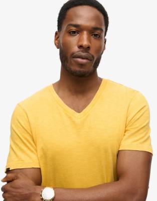 Superdry - T-shirt effet flammé à col V et manches courtes - Jaune ocre désert