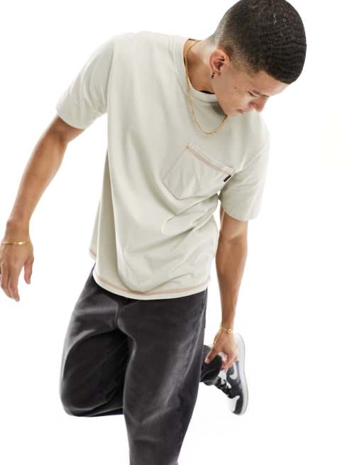 Superdry – T-Shirt in Beige mit Kontrastnaht und Brusttasche