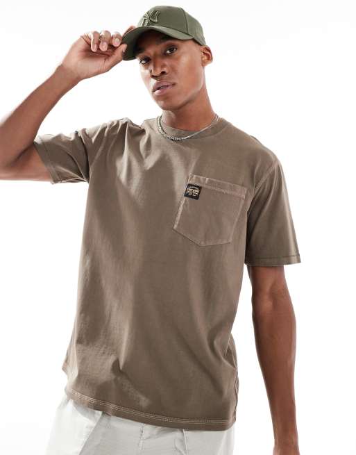 Superdry – T-Shirt in verwaschenem Morchelbraun mit Kontrastnaht und Brusttasche
