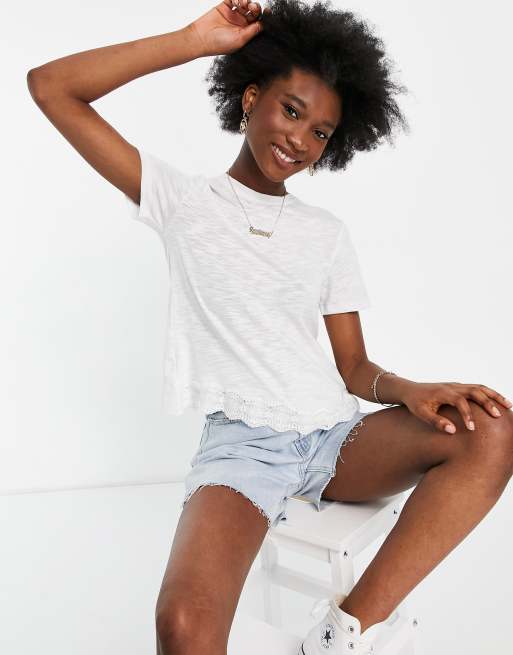 Superdry – T-Shirt mit Spitzen in Weiß mit Spitzenbesatz