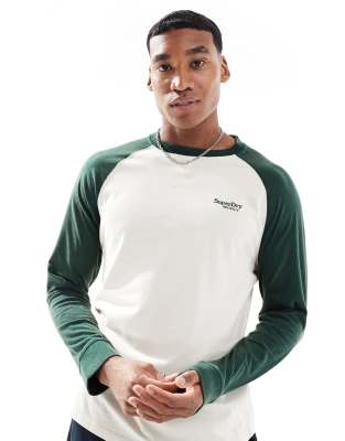 Superdry - Top de baseball basique à manches longues et logo - Avoine/vert émail