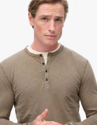 Superdry - Top en jersey à col grand-père et manches longues - Marron noyer