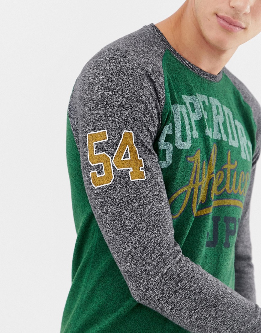 Superdry - Track & Field - T-shirt verde con logo e maniche raglan lunghe