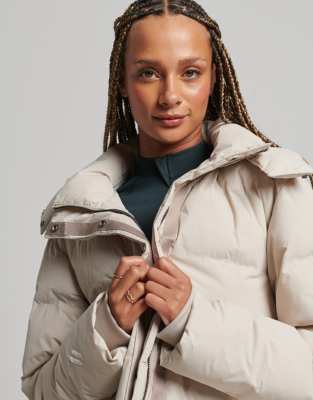 Superdry - Train - Wattierte Longline-Jacke in Chateau-Grau-Weiß