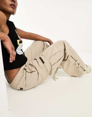 Superdry - Vintage-Cargohose in Steinbeige mit elastischem Bund-Neutral