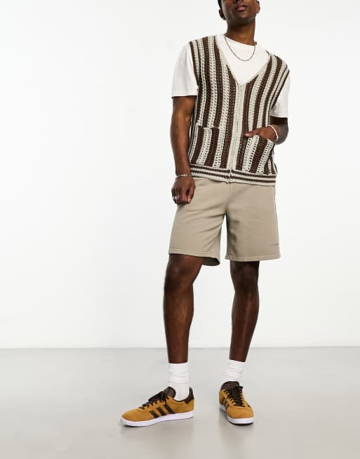 Superdry – Vintage Code – Basic-Shorts in Stone