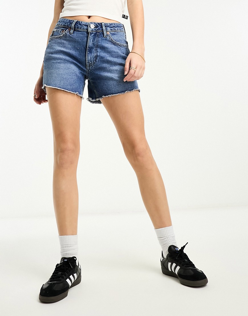 Superdry vintage mid rise slim shorts in mid wash-Blue
