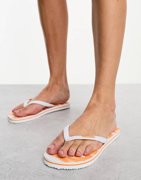 Superdry – Vintage – Zehenstegsandalen aus veganfreundlichem Material in Weiß - view 1