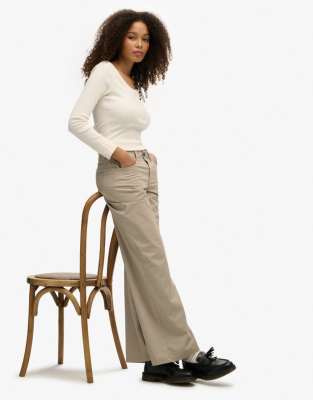 Superdry - Weite Chinohose in Pflastergrau mit mittelhohem Bund