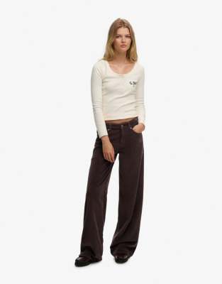 Superdry - Weite Hose aus grobem Cord in dunklem Eichenbraun mit mittelhohem Bund-Brown