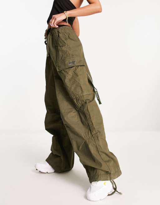 Superdry – Weite Vintage-Fallschirmhose in Khaki