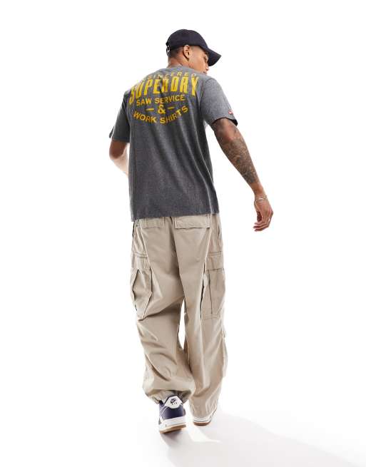 Superdry – Workwear – T-Shirt in Schotter-Asphaltgrau mit Grafikprint auf der Brust