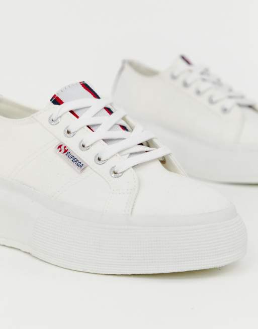 Superga 2297 Exclusieve witte sneakers met dikke zool en gestreepte biezen