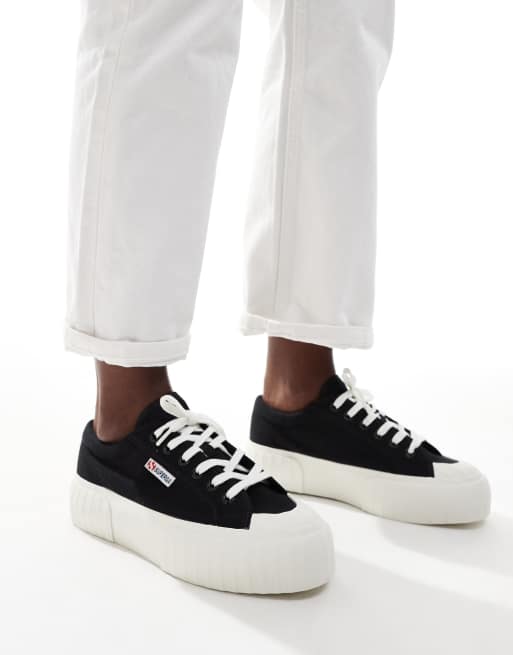 Superga – 2631 – Gestreifte Sneaker in Weiß mit flacher Plateausohle