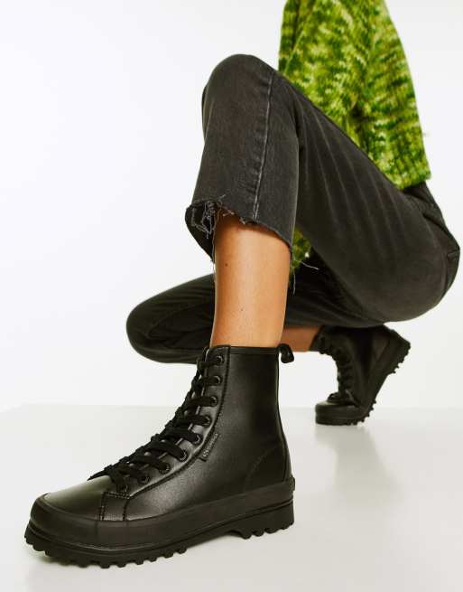Superga – 2643 Alpina – Vorne geschnürte Stiefel aus Leder in Schwarz  