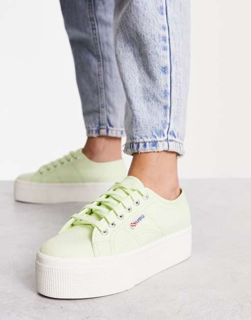 Superga 2790 Sneaker in Primelgrun mit flacher Plateausohle