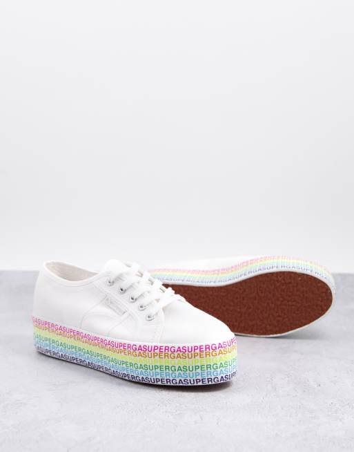 Superga 2790 Sneaker in WeiB mit flacher Plateausohle und Regenbogen Logo ASOS