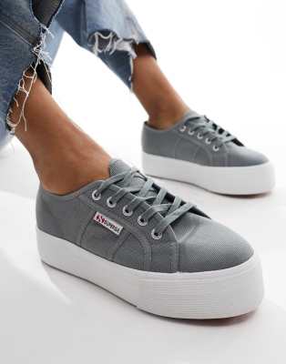 Superga - Sneaker in Grau mit flacher Plateausohle