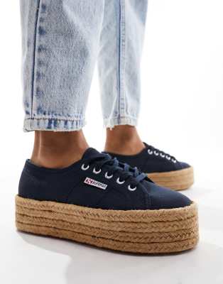 Superga - Sneaker in Marineblau mit flacher Plateausohle in Seil-Optik