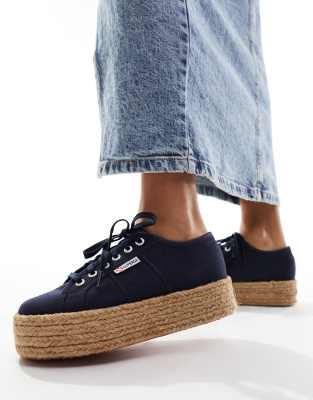 Superga - Sneaker in Marineblau mit Sohle in Seiloptik