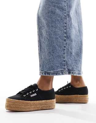 Superga - Sneaker in Schwarz mit flacher Plateausohle in Seil-Optik